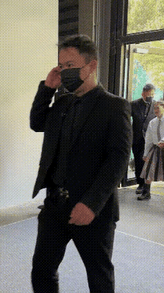 全红禅的这身衣服，也不知道是哪一个服装设计师给设计的，看她穿上这身衣服之后，和穿