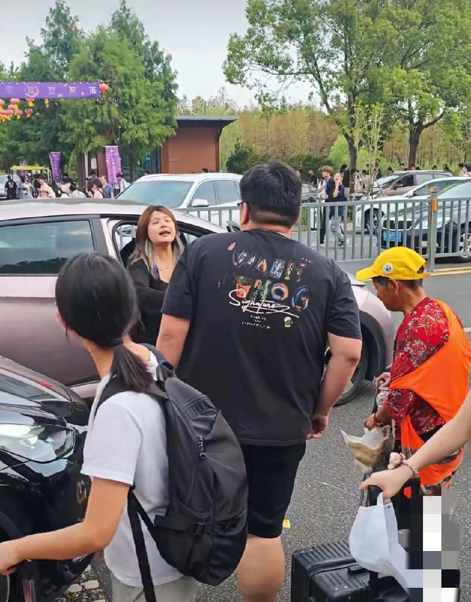 江苏海门，女子往马路上丢了一堆垃圾，保洁阿姨让她收拾，她理都不理。后来有帅哥实在