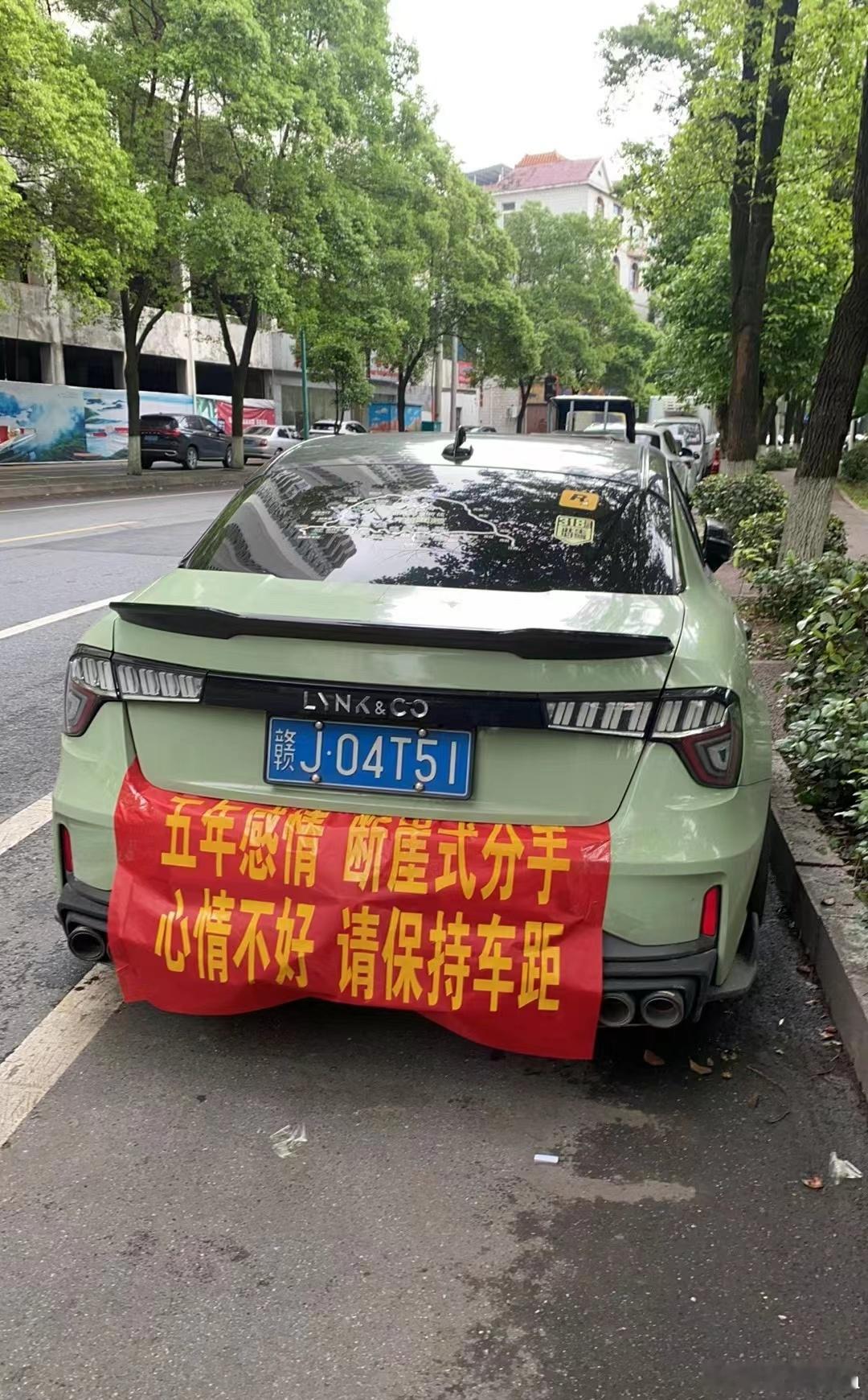 突然悟出了好底盘的情绪价值。你在快速路兜风，看前面的家用SUV做海豚跳，车身拱起
