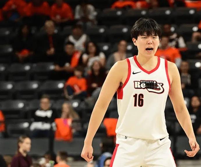 杨瀚森G联赛出战29分钟，11中4得到8分13板4助攻1抢断1盖帽！正负值为0，