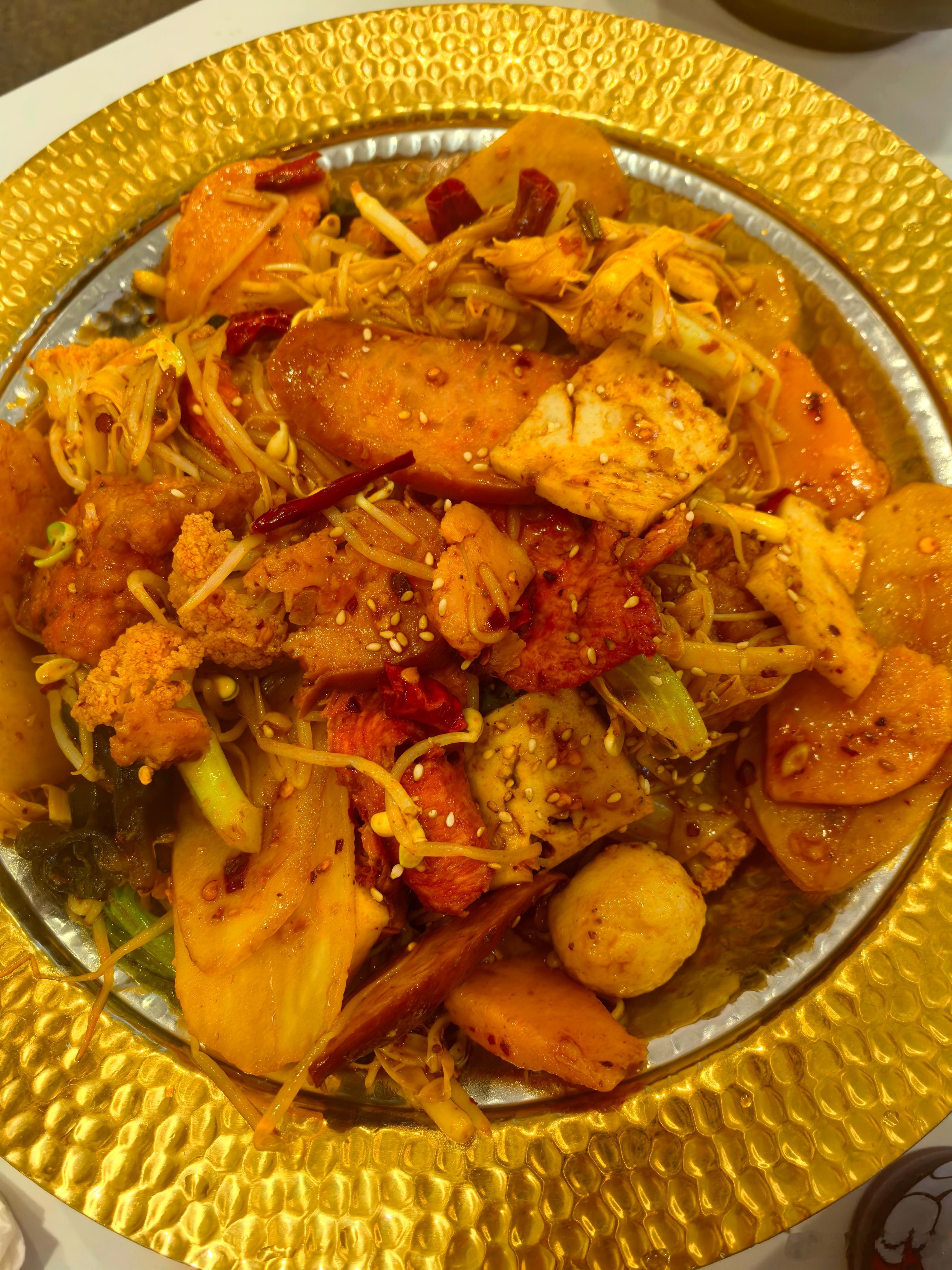 今天吃的麻辣香锅，份量也太足了！你们都吃饭没呀？ ​​​