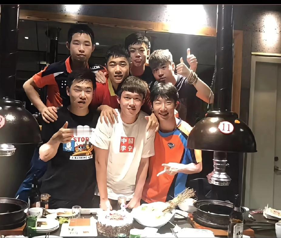 少年王楚钦与伙伴的青涩合影曝光，国乒小将的青春记忆太珍贵！
 
在国乒选手王楚钦