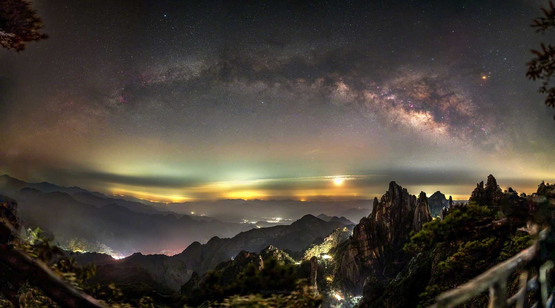 那一刻，月亮停在了银河的弧心，像一只被宇宙珍藏的眼眸，嵌在奇峰与星河之间。那是宇