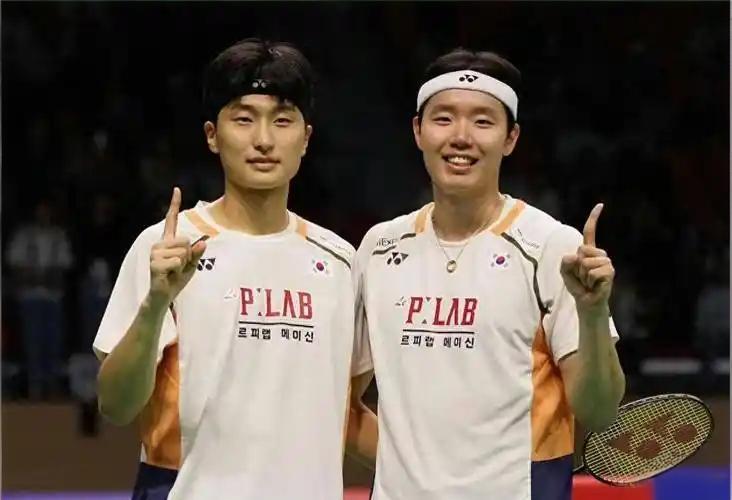 刚刚结束的一场2025日本羽毛球大师赛男双1/16决赛，赛会男双1号种子、世界排