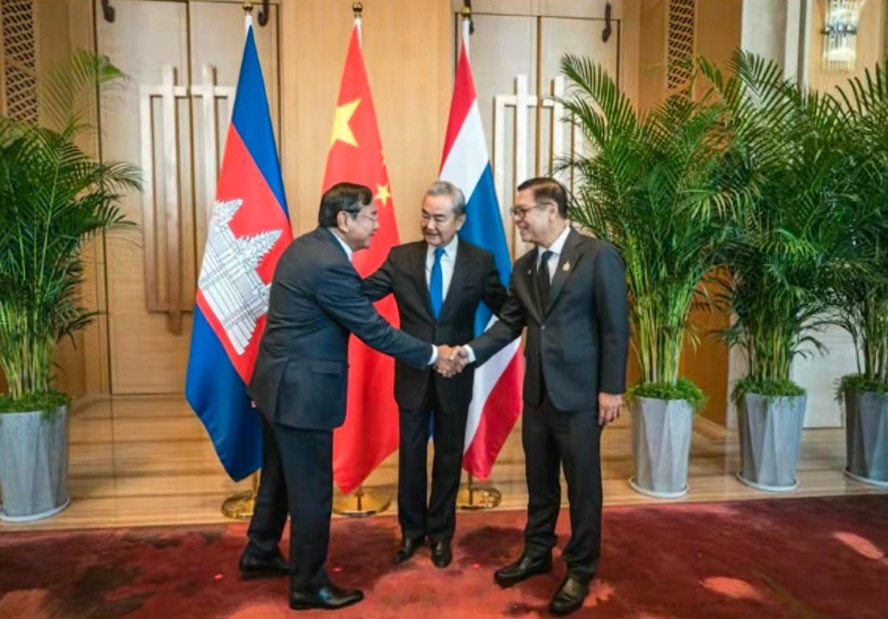 中国外交部长王毅同柬埔寨和泰国外长在云南玉溪会晤。 昆明