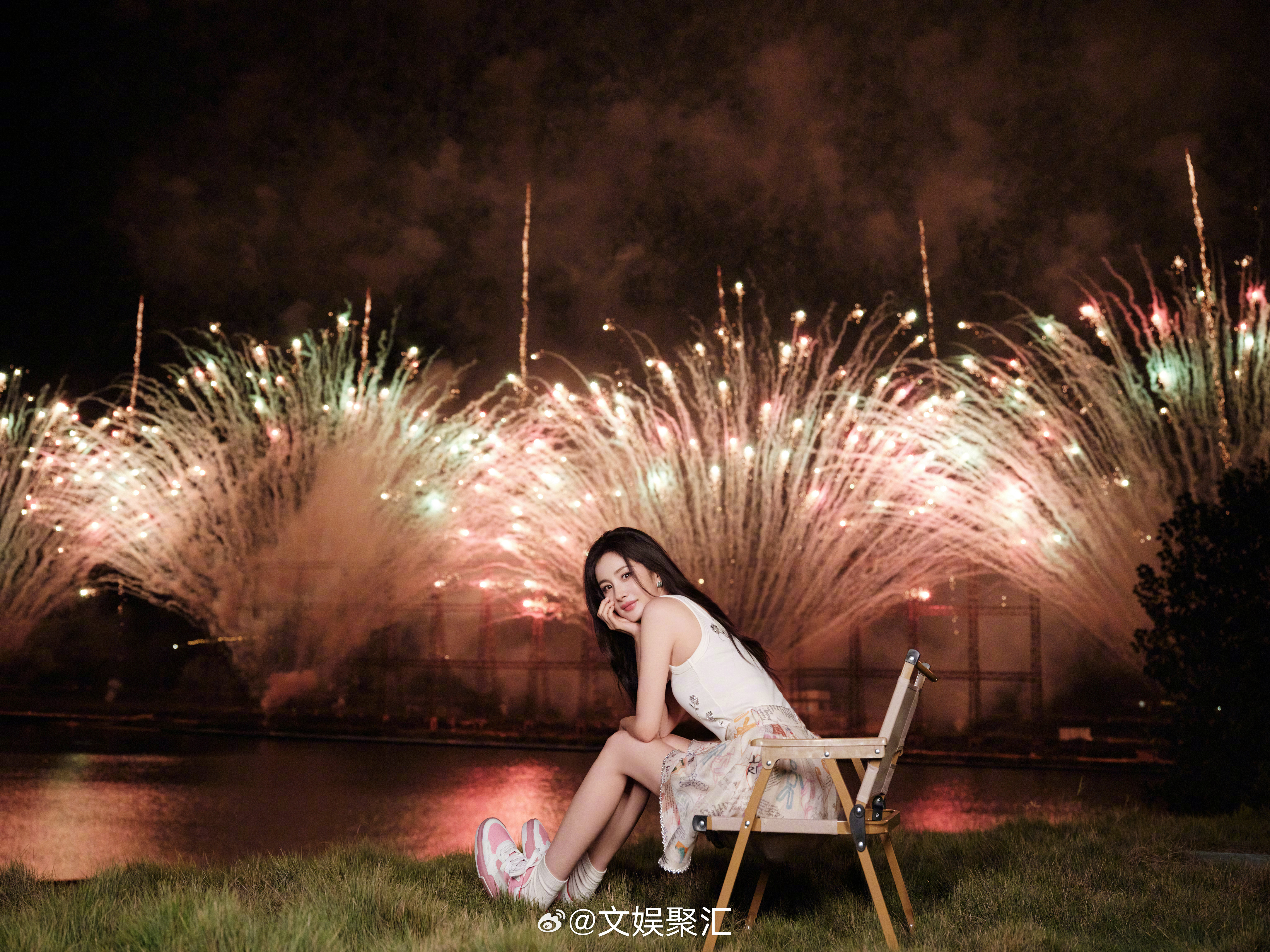 #杨幂烟花下生贺图##杨幂和烟花小蜜蜂的合照# 烟花绚烂，杨幂的笑容更加灿烂。工