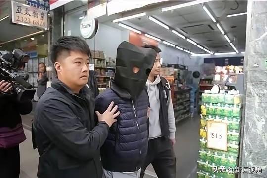 上海一印度租客看完房，刚走到小区大门，光天化日对两名中国女生动手动脚实施性骚扰。