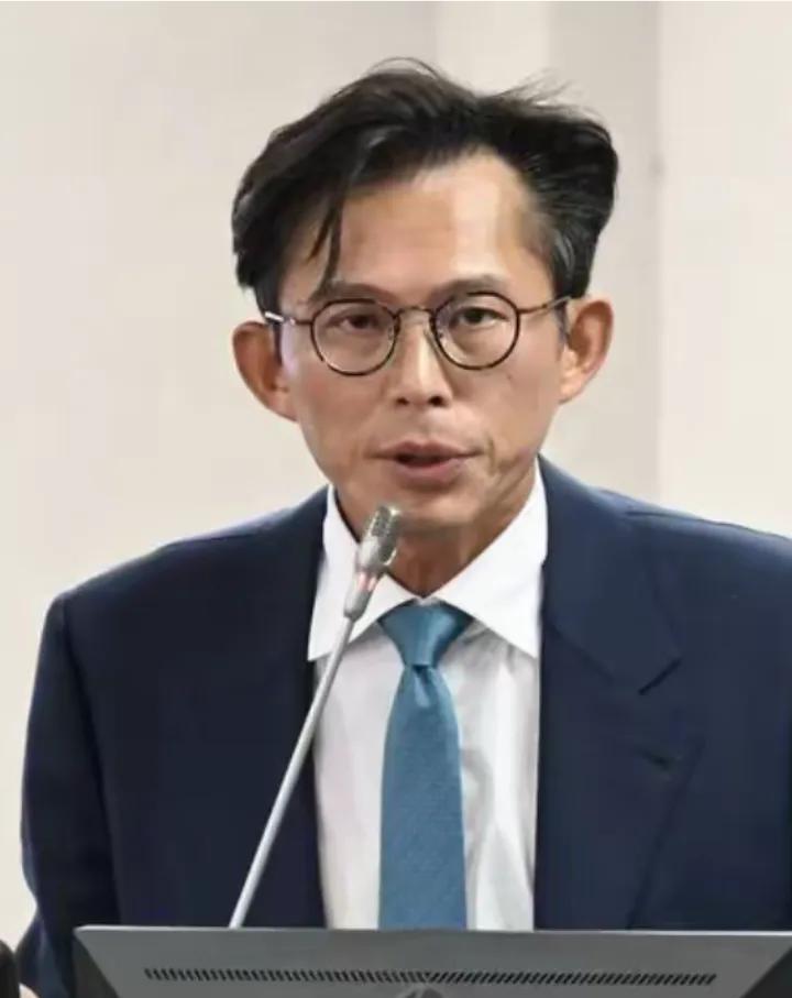 黄国昌人设彻底崩了！ 一趟日本之行，没给民众党镀金。 反倒把自己钉在了投机政客的