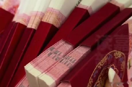 近日，贵州铜仁印江县杨柳镇的一场婚礼上，村民陈学钊在小女儿的出嫁现场，将女婿主动