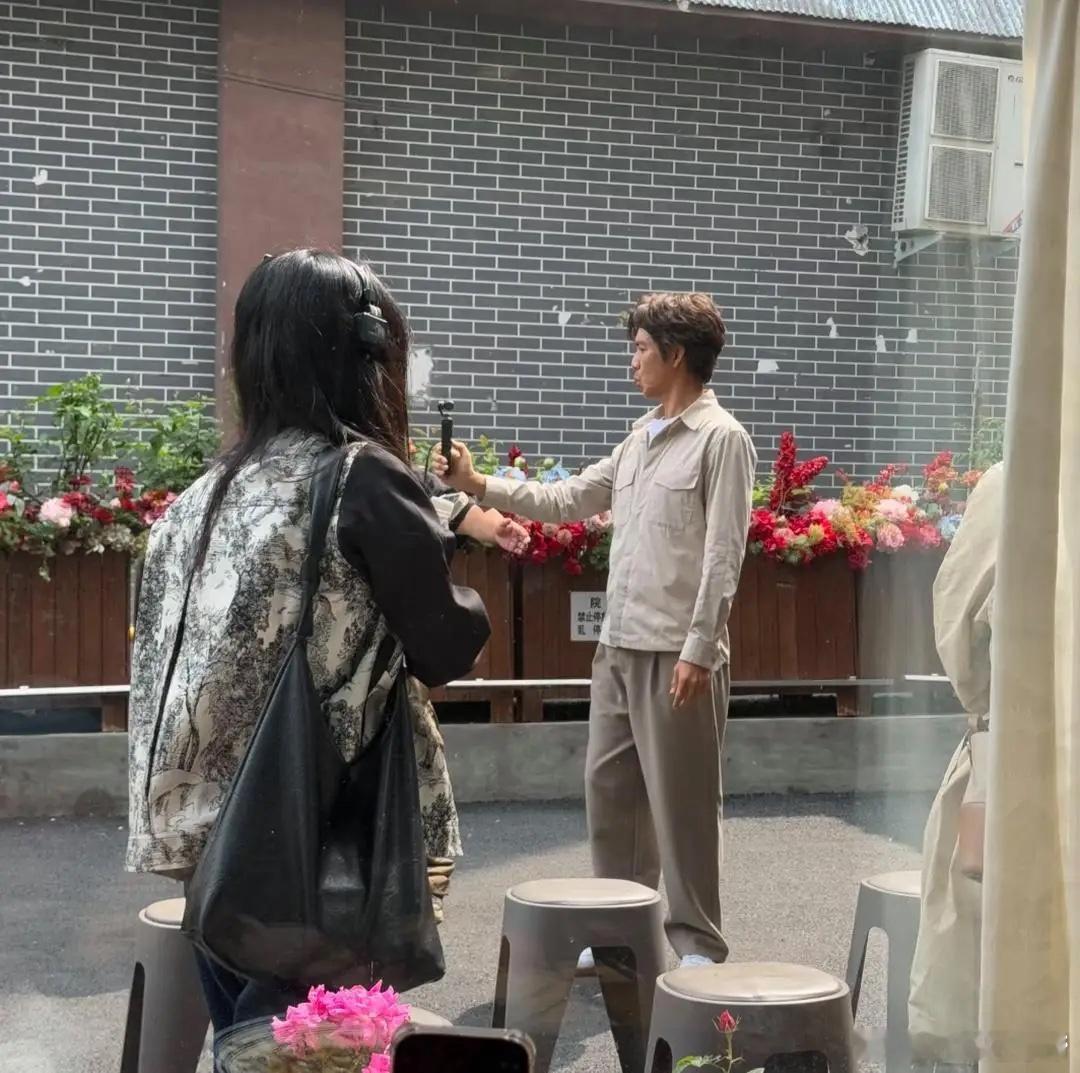 钟汉良在洛阳一家餐馆吃饭被偶遇，他穿衣打扮时尚有型有品味个性，他现实中真人好帅气