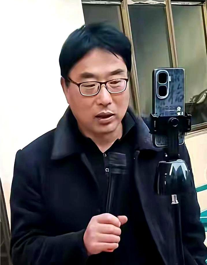 流量的牌桌上从来不讲亲情，只认底牌。
 
朱之文刚用三轮车低调嫁完女儿。转眼间，