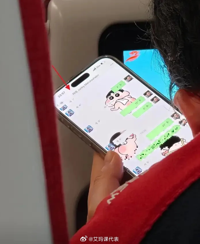 网友经济舱偶遇向佑向佐向佑聊天记录 网友经济舱偶遇向佑，意外拍到他跟向佐的聊天记