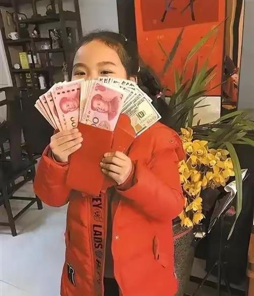 小时候，我也和所有孩子一样，盼望着过年。每当长辈们把红包塞到我手里时，我都会紧紧