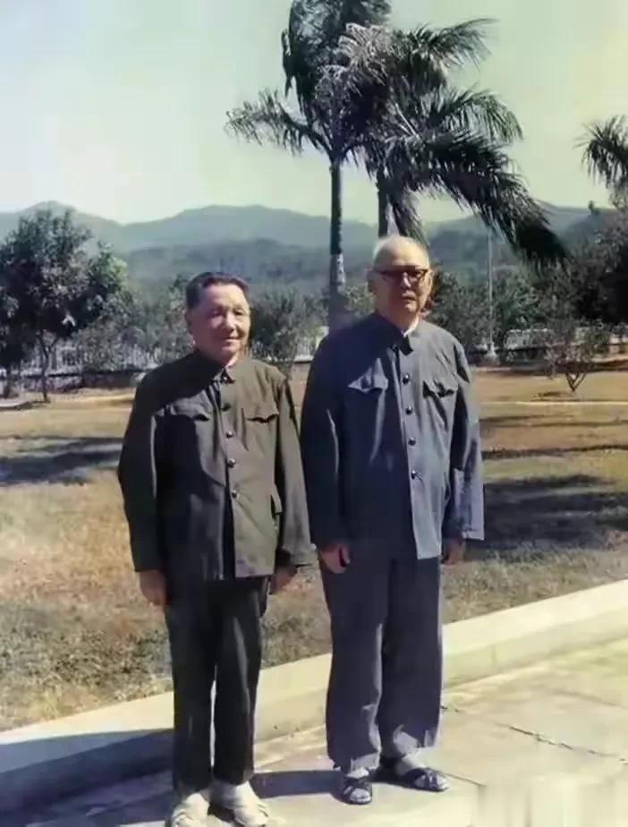 这是上世纪70年代后期，具体来说应该是那场之后的第二年，他们二位在广州某地所拍下