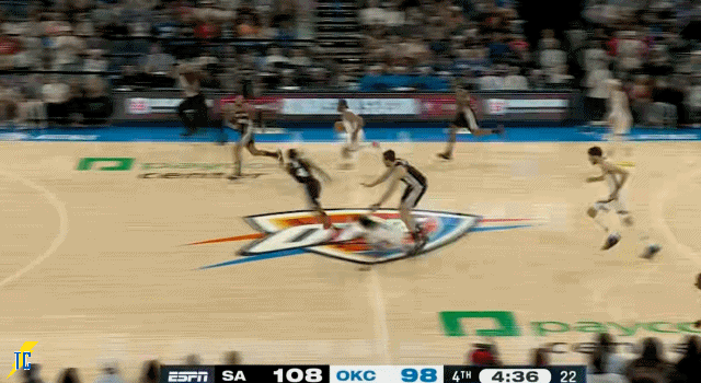 杰伦转换没打进，比赛剩最后4分18秒，雷霆98-108落后马刺，对面叫出暂停！马