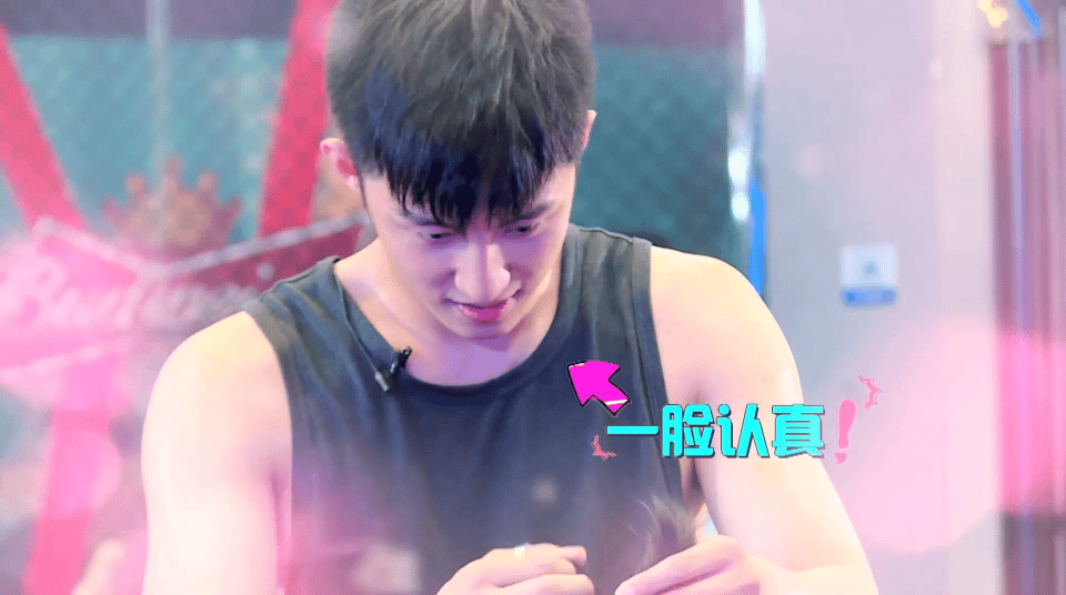 黄景瑜︱男友力挑战三连拍看到路透里有厉泽川给女主系鞋带的剧情，就想起黄景瑜201