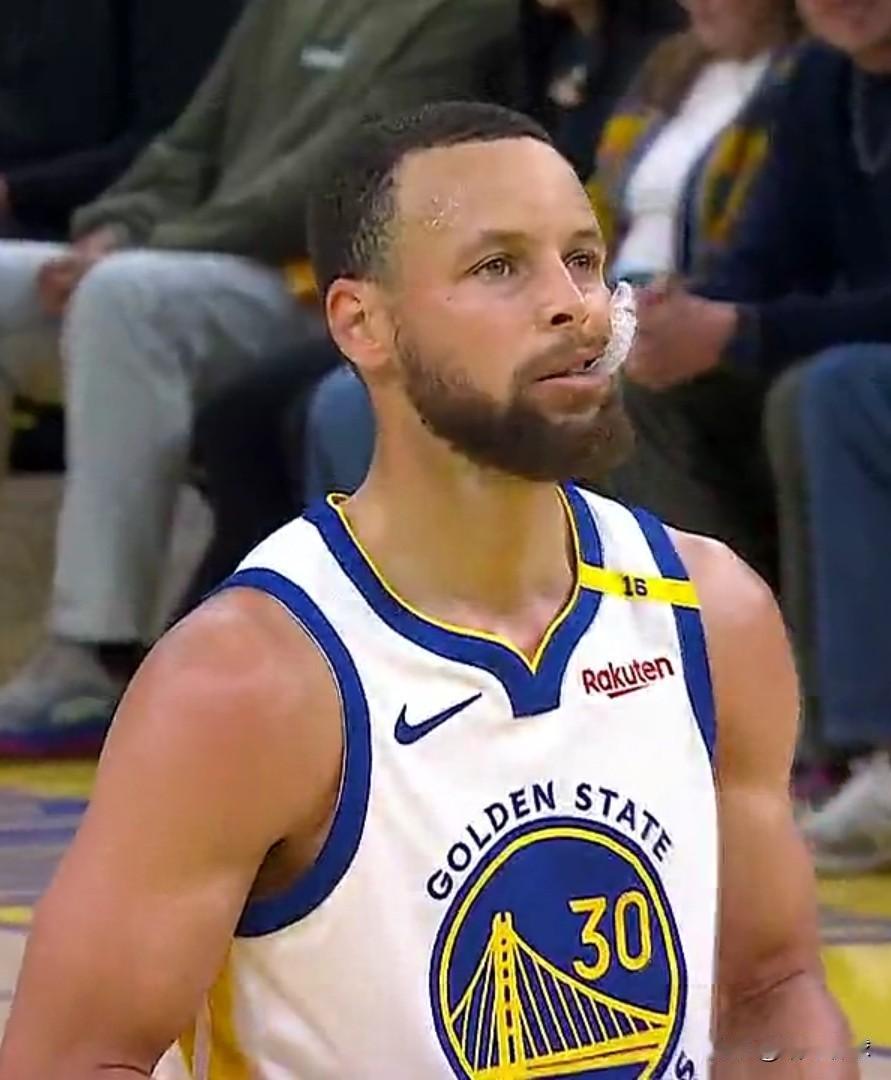 新赛季打到目前！！
勇士，打了37场比赛，19胜18负，总共命中了583个三分球