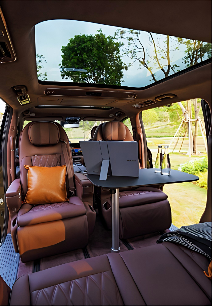 “绒霞紫”内饰想必一定是智界V9 三个内饰中最受人欢迎的 