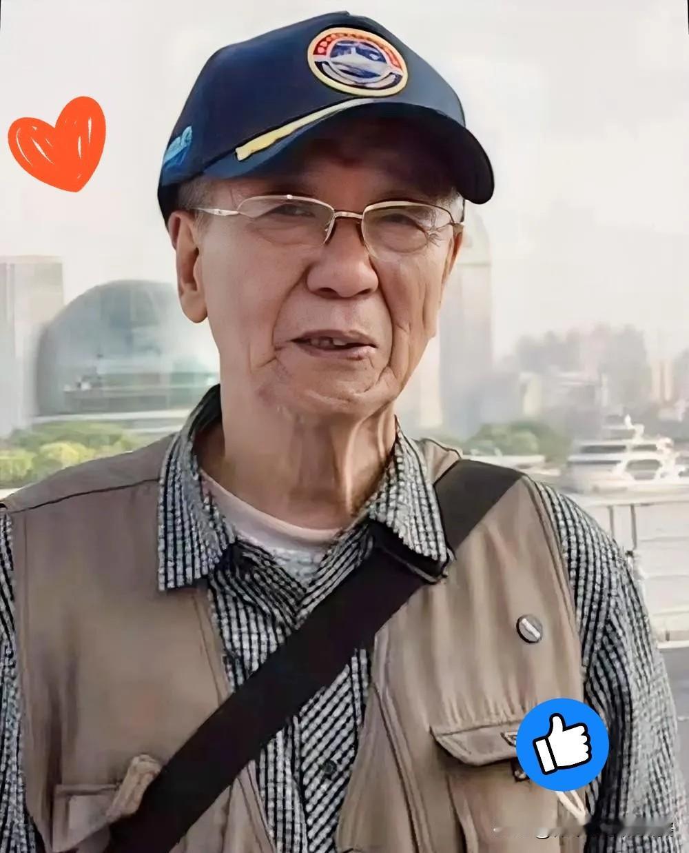 眼泪瞬间破防！91岁海军老兵无预约被拦，掏出1953年胸标那一刻，所有人都红了眼