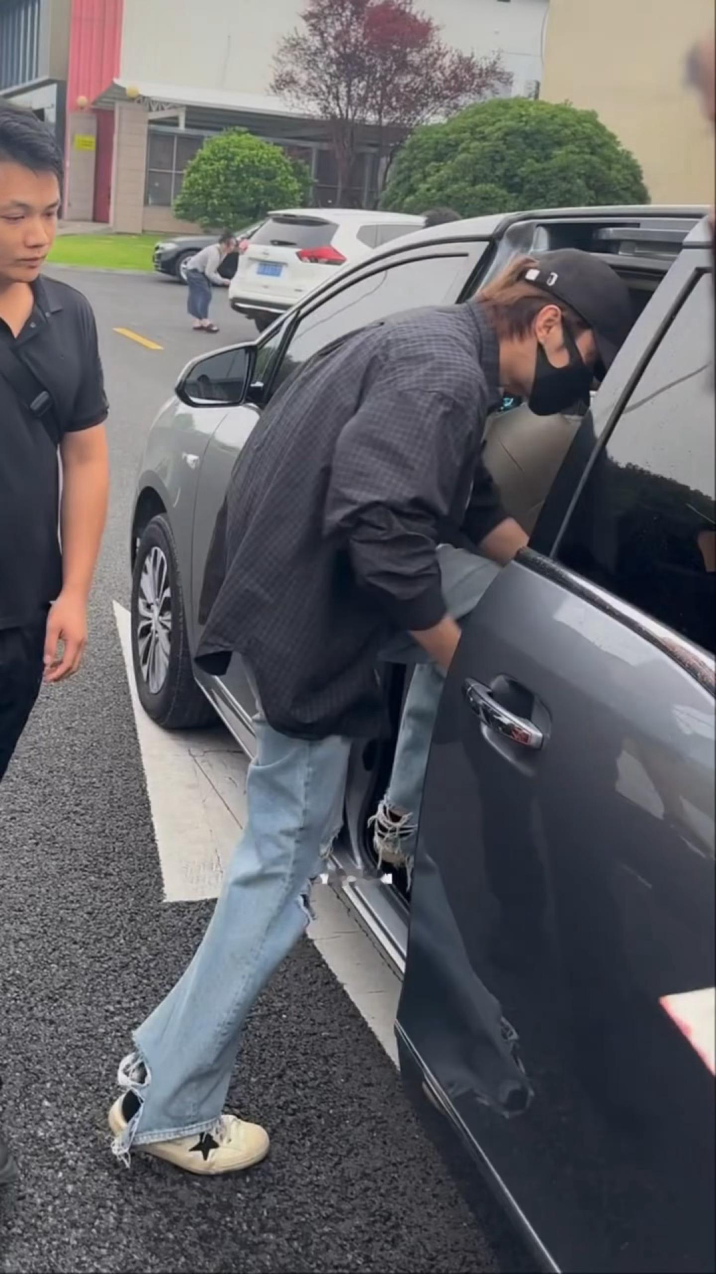 哥哥的裤脚被鞋子钩住了🤣 潮人破洞裤许凯