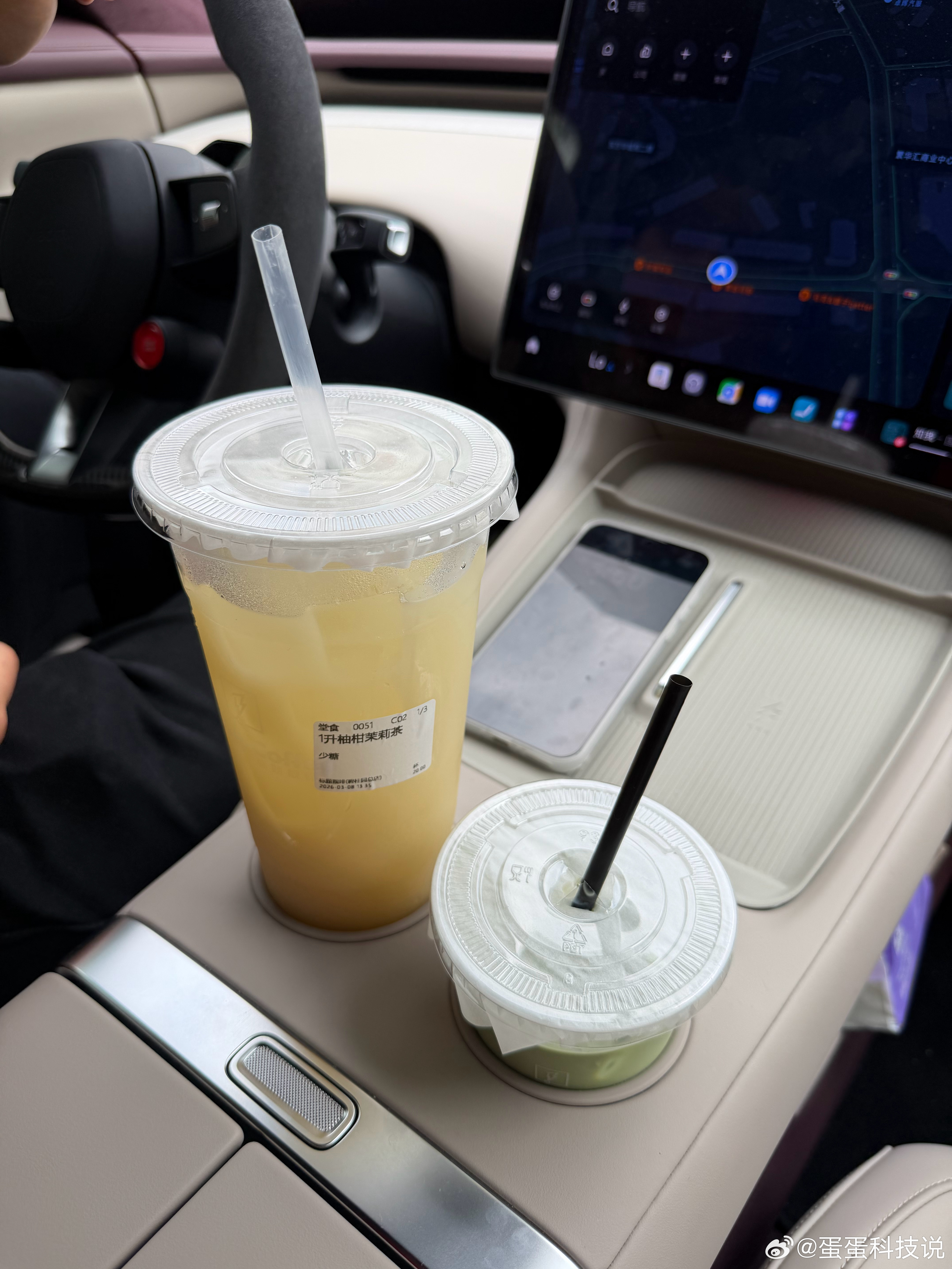 生活手记 大小杯现在咖啡店的设计太牛了，直接满足了我一天的需求～ 