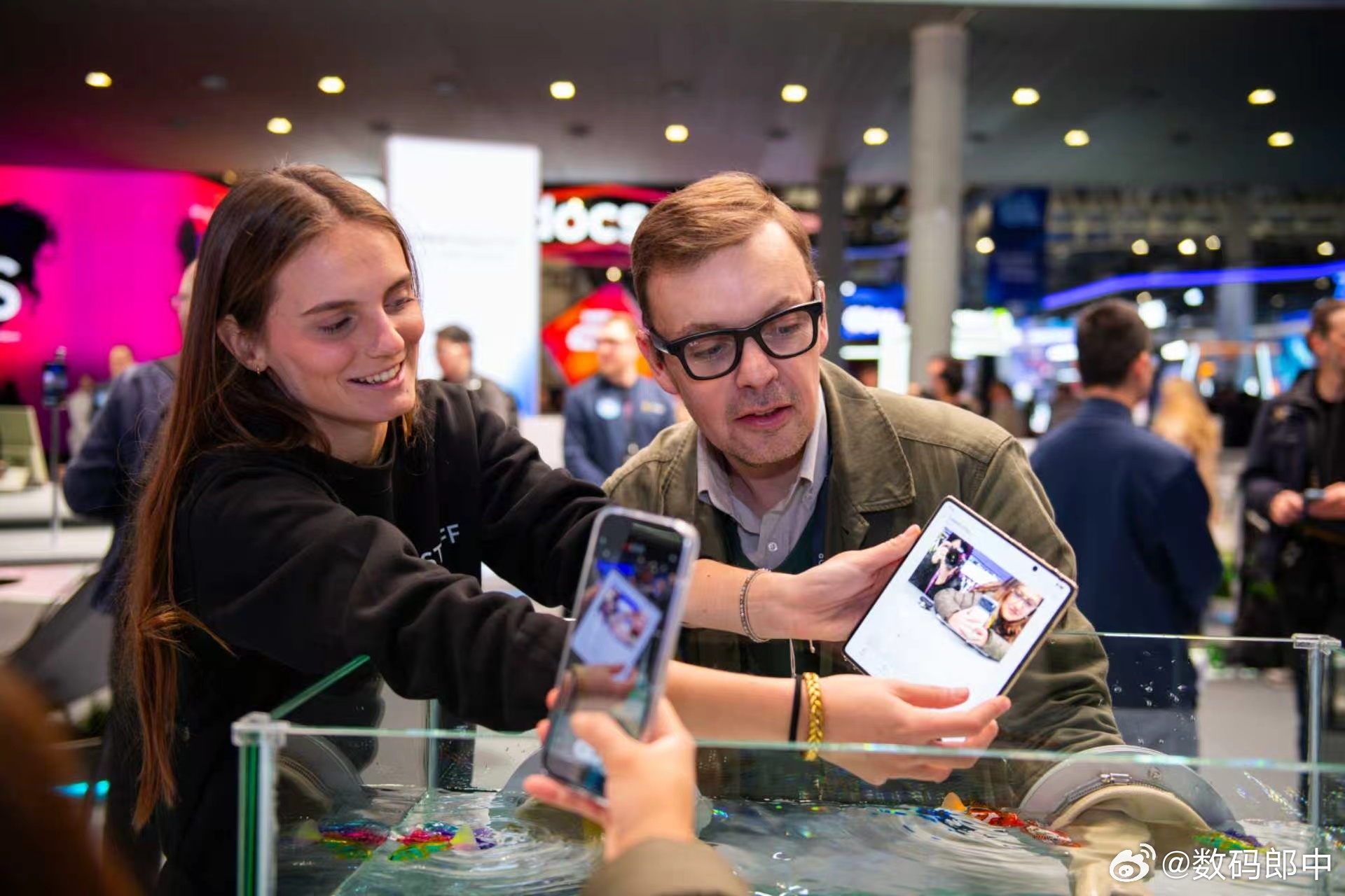 目前全球最薄的折叠屏，给老外们亿点点震撼 西班牙国王收到荣耀MagicV6  荣