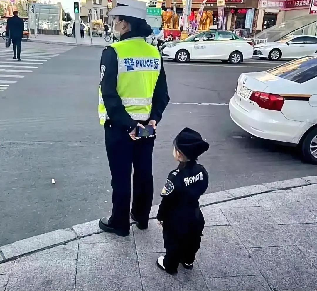 女警妈妈“带娃”执勤：工作与家庭，一肩挑两担，网友热议不断！




最近，一张