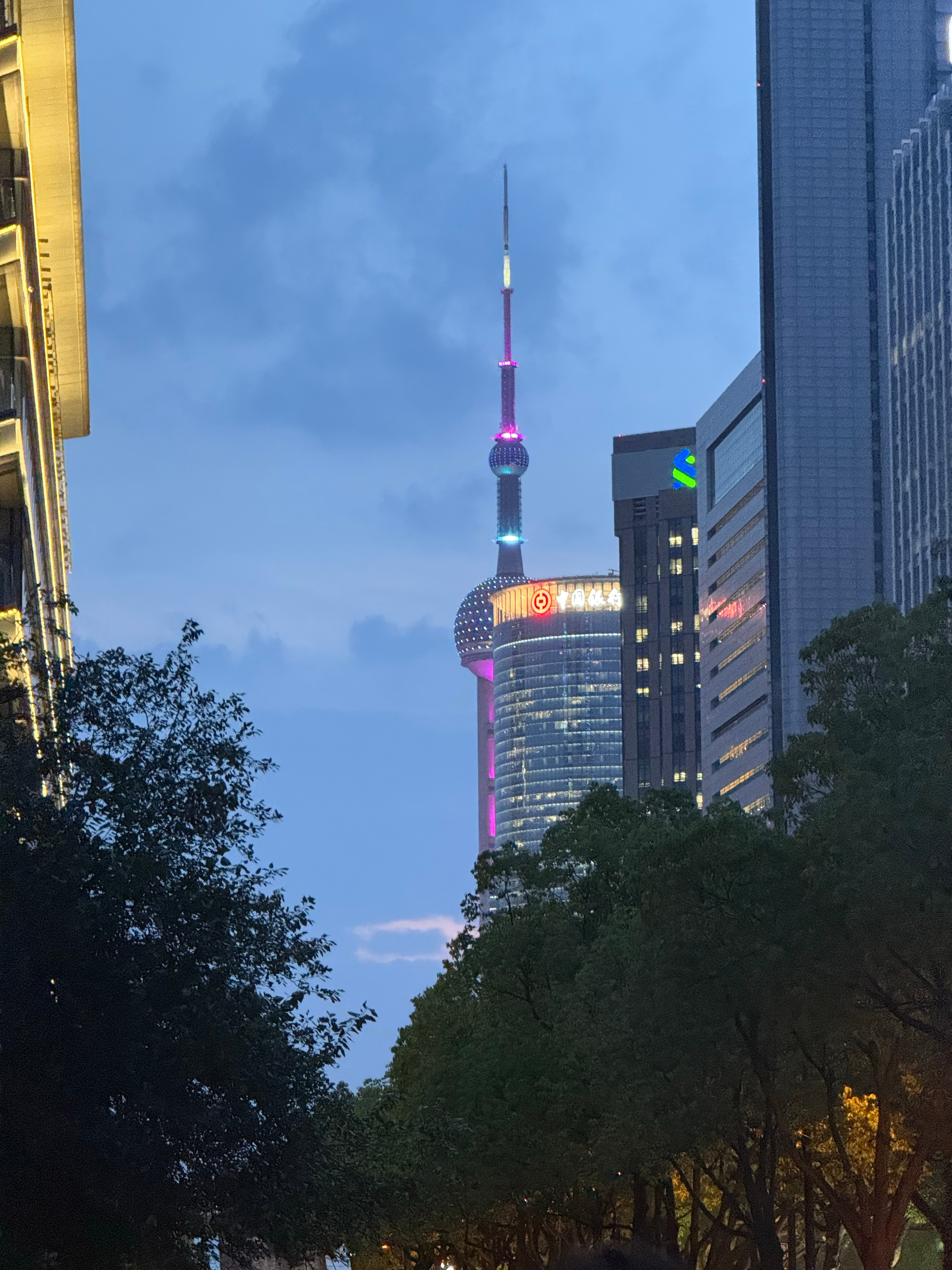 雨后的蓝调时刻如此清澈明朗💙 上海·上海陆家嘴中心L mall
