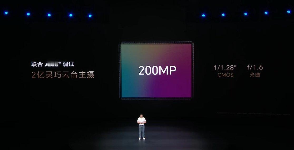 荣耀 Robot Phone 前置： 50MP，后置： 200MP 灵巧云台主摄