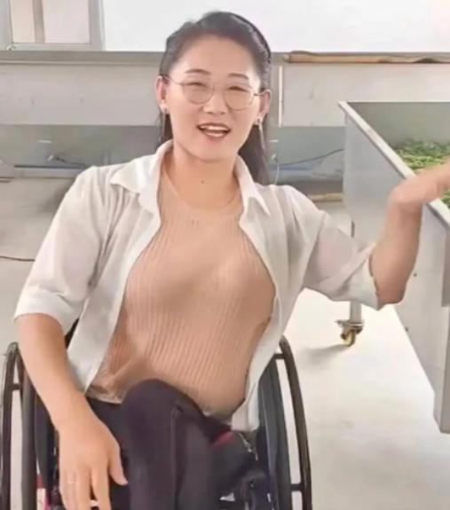 2009年，山东一名靠爬行维持生活的女子，在24岁时嫁给了一个46岁的单身男人，