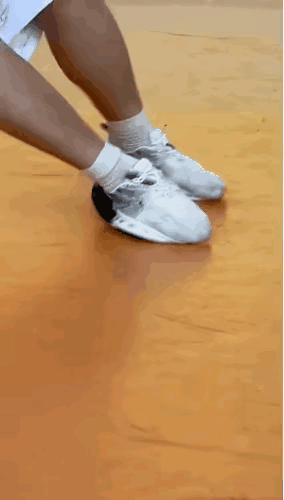 拔河比赛，鞋子抢了镜。
这是不是那种特别软弹，说是能造成跟腱炎的鞋子？
很明显这