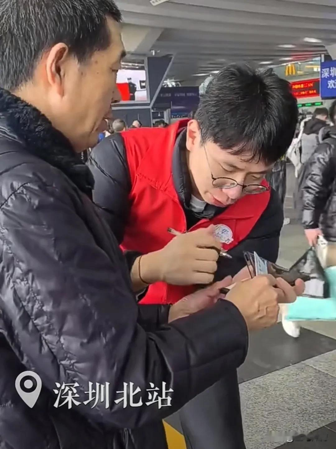 在深圳北站东广场三楼，一位旅客傻在原地，他买的是深圳站的票，却误打误撞地来到了深
