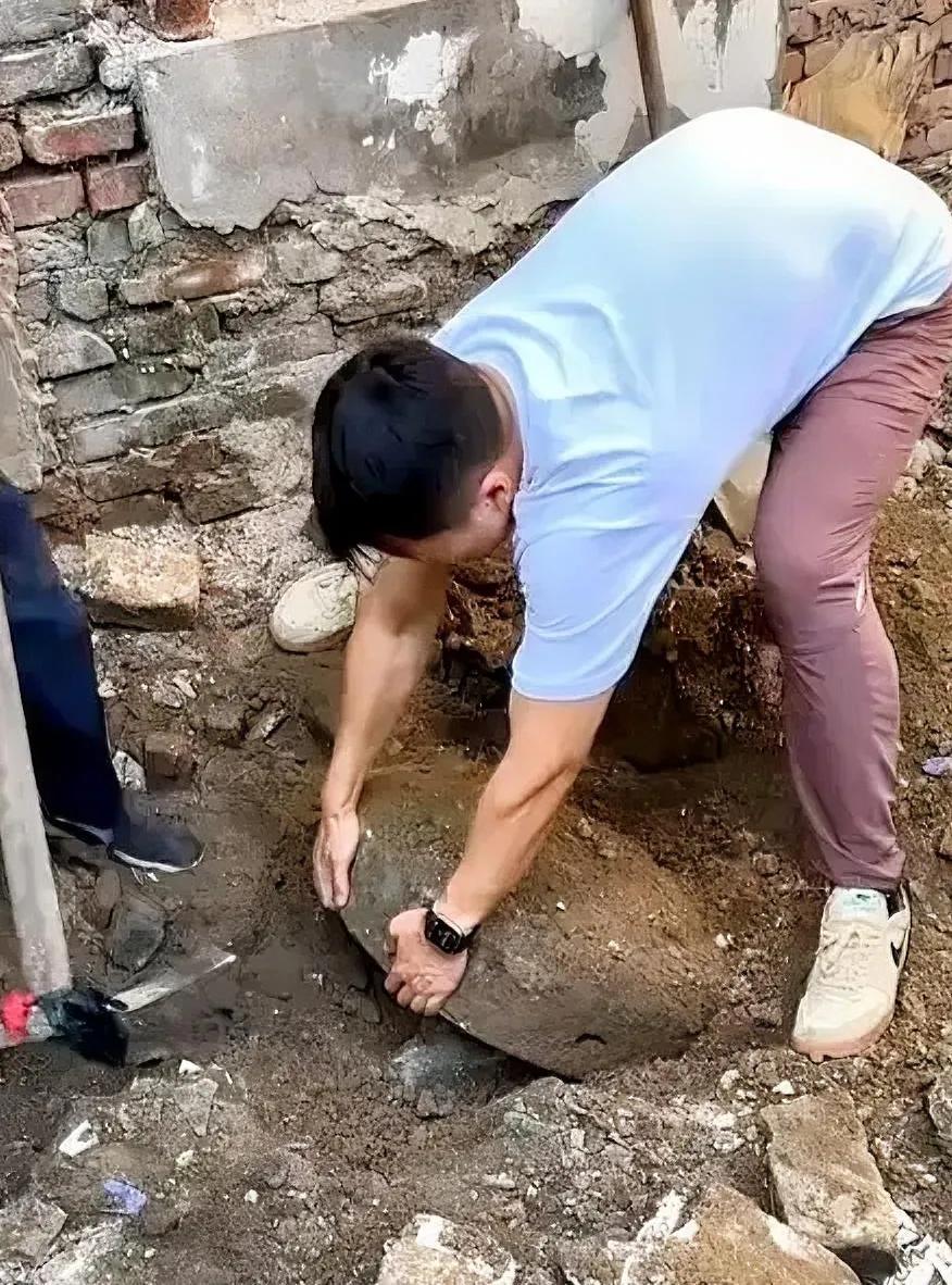 浙江，一男子奶奶临终前，悄悄告诉他，家里宅基地下埋着2坛子银元，少说也能值个60