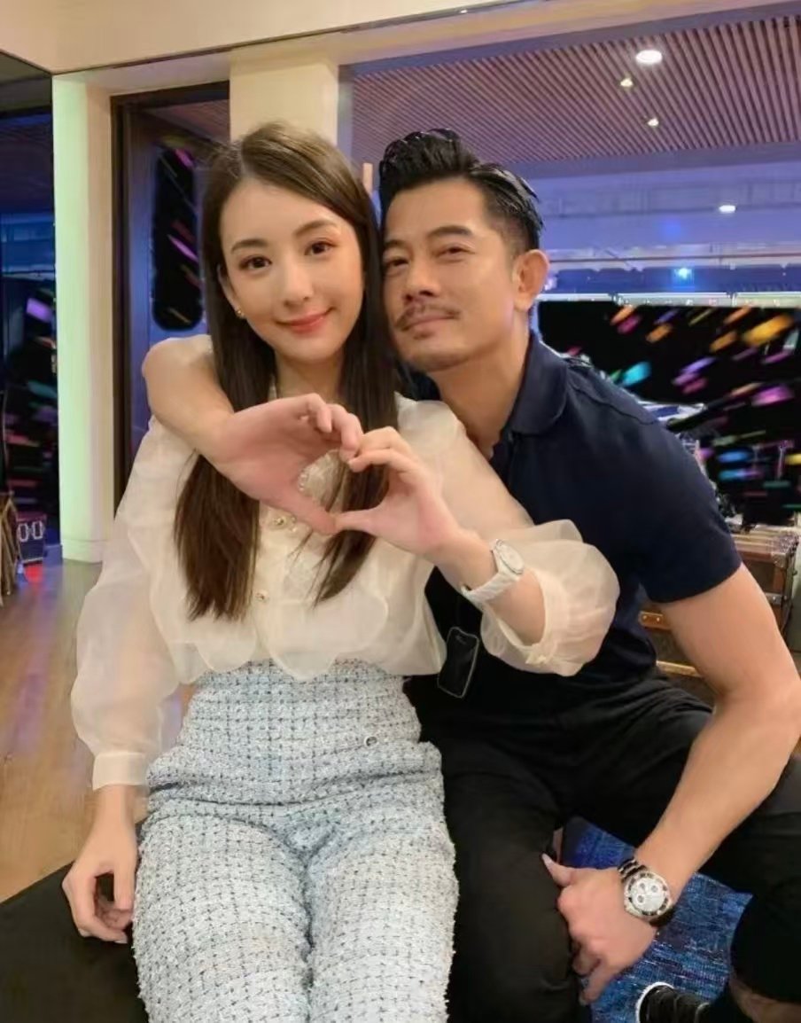 方媛桃花坞偶遇郭富城 方媛偶遇郭富城人形立牌的反应路边立牌意外成打卡点，根源是方