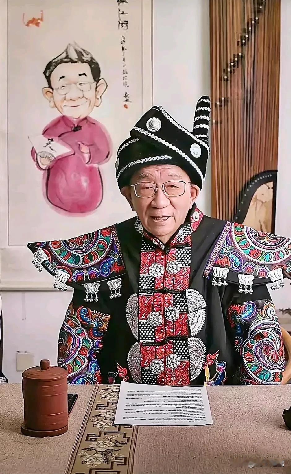 二爷才是七月风暴的最大赢家
   候耀华今晚直播，穿着民族服装，直播间达四万至五