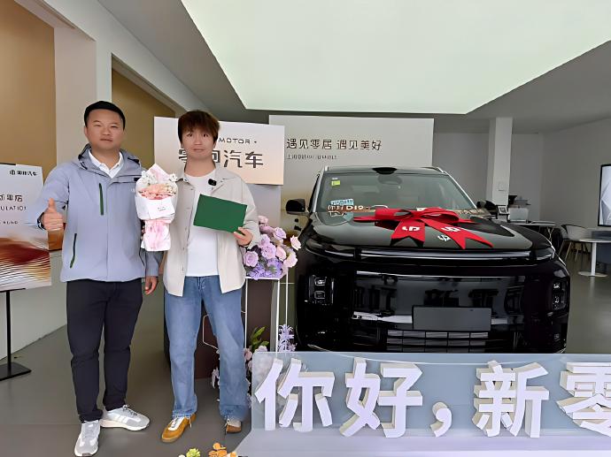 D19提车了，销售跟我们说是上海首台，我们定的是增程版，三个套装都选了。
 
把