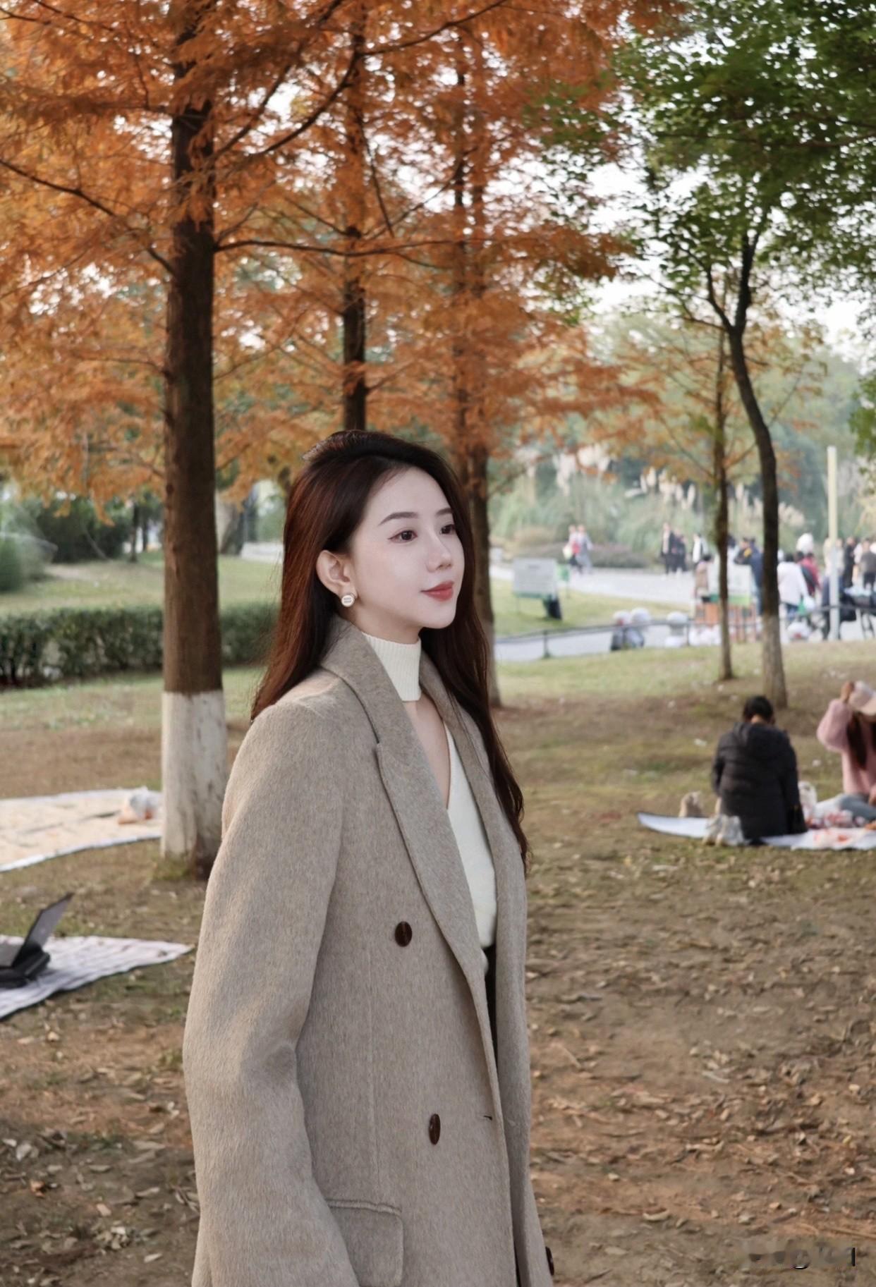 女生怎么穿搭会看上去很优雅米色大衣是冬日优雅的代名词，但搭配可有讲究。千万别配白