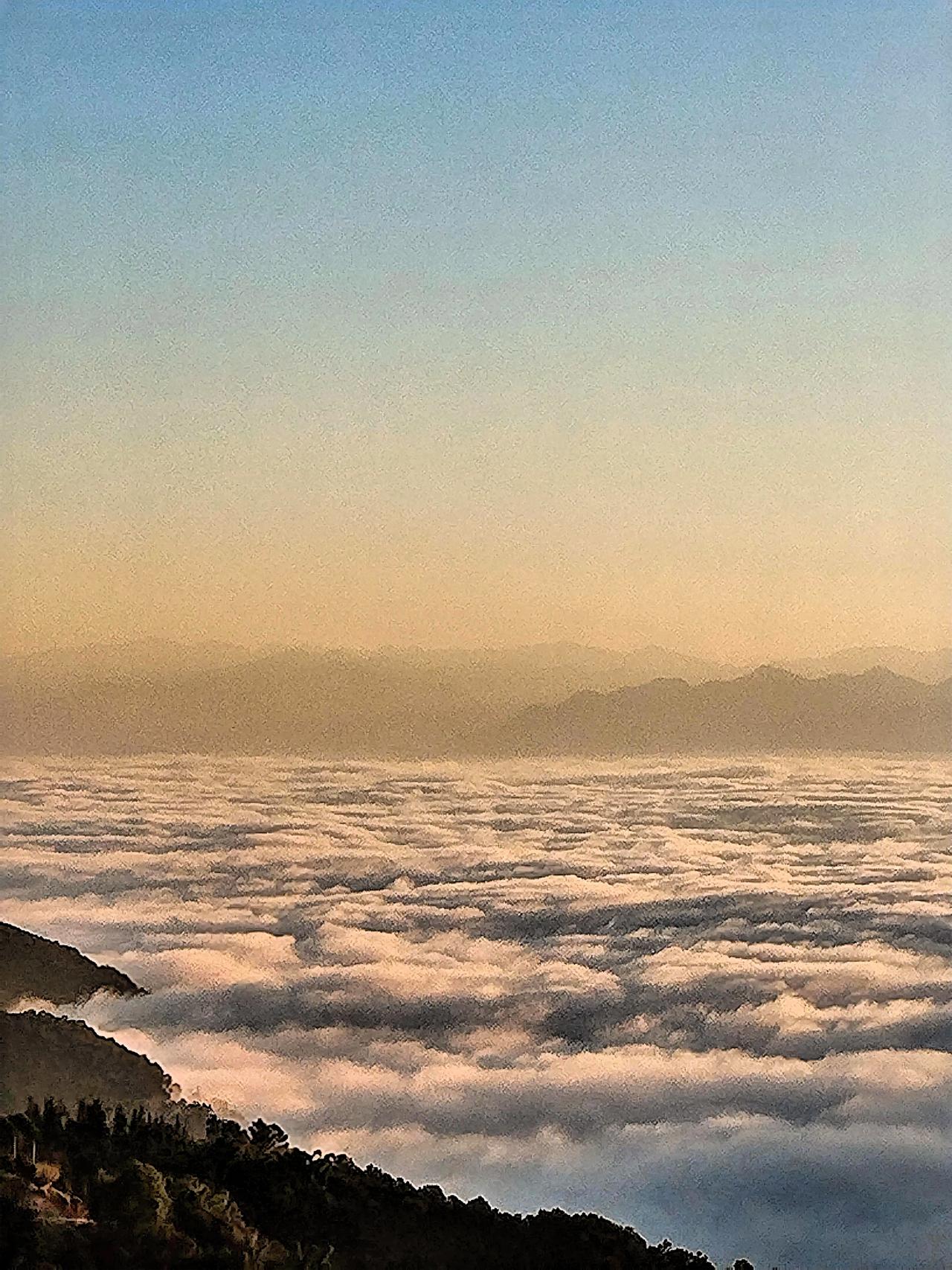 云海翻滚，如梦似幻，置身仙境，心旷神怡。那涌动的云海，像是被一双无形的手轻轻抚动