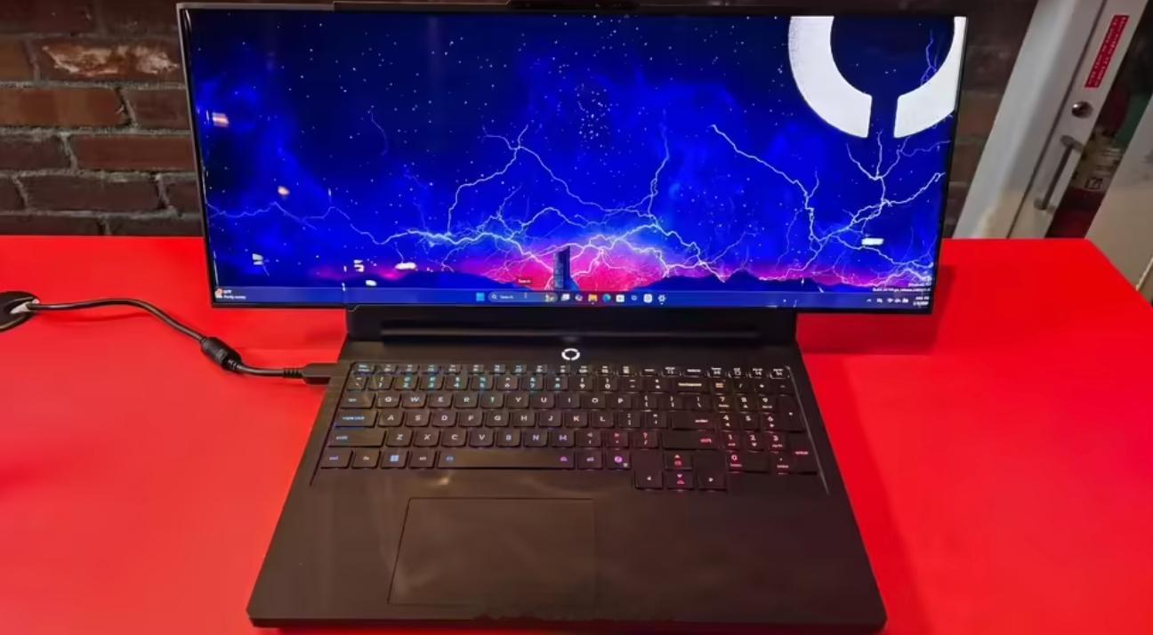 CES2026联想拯救者卷轴屏概念游戏本，常规模式下是 16 英寸，展开后能到 