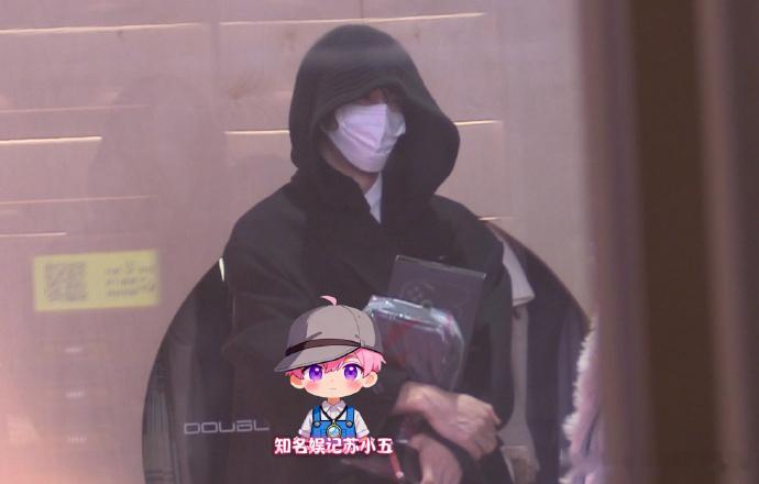 宋威龙游戏干饭两不误 八卦媒体拍到春晚彩排结束后宋威龙乘车到达商场，怀里紧抱新买