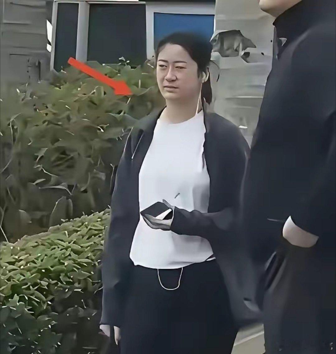 一开始以为是吴京的妹妹，拉开一看，原来是姚明的女儿姚明的女儿单看是个大人，个子高