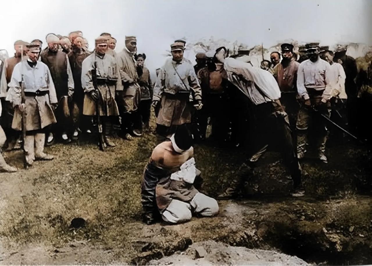 1904年，东北境内，几名日军正在处决，为沙俄提供情报的国人，这一幕令人震惊，刺