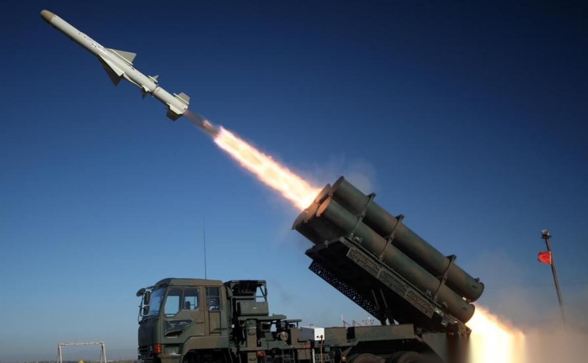 据日本共同社报道，日本政府21日通过内阁决议完成了对“防卫装备转移三原则”及其运