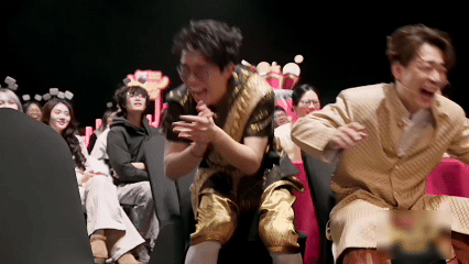 宋小宝小品疑似翻车，他上去自言自语，搭档以为没有开始集体罢工，宋小宝临场发挥得特