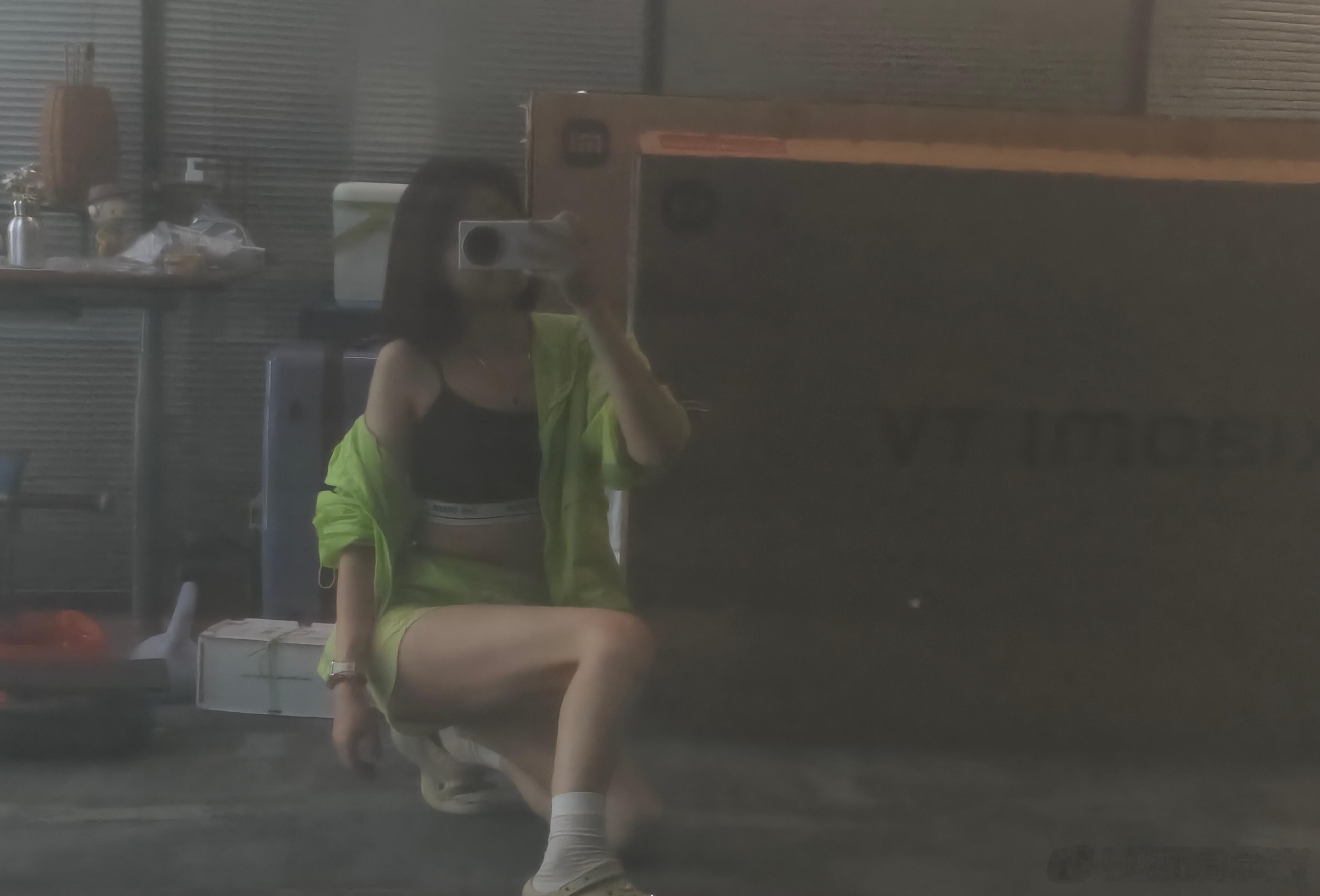 果然爱臭美的女孩子，走到哪都能随手出片！今天解锁🔓 自拍新搭档，管它背景乱不乱