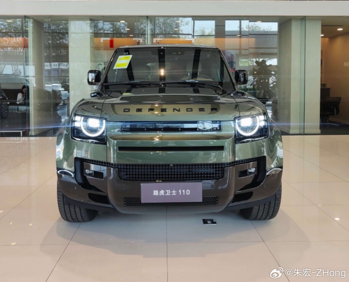 我就越月底卖车… 卫士899900-210000=689900元绿色棕内 现在黑