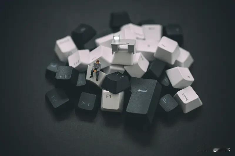 小时候写作文
说长大以后做个对社会有用的人
至于什么才是对社会有用的人
也说不出