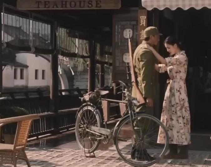 制造神剧的是导演还是道具？
       我觉得肯定不是演员。
       十