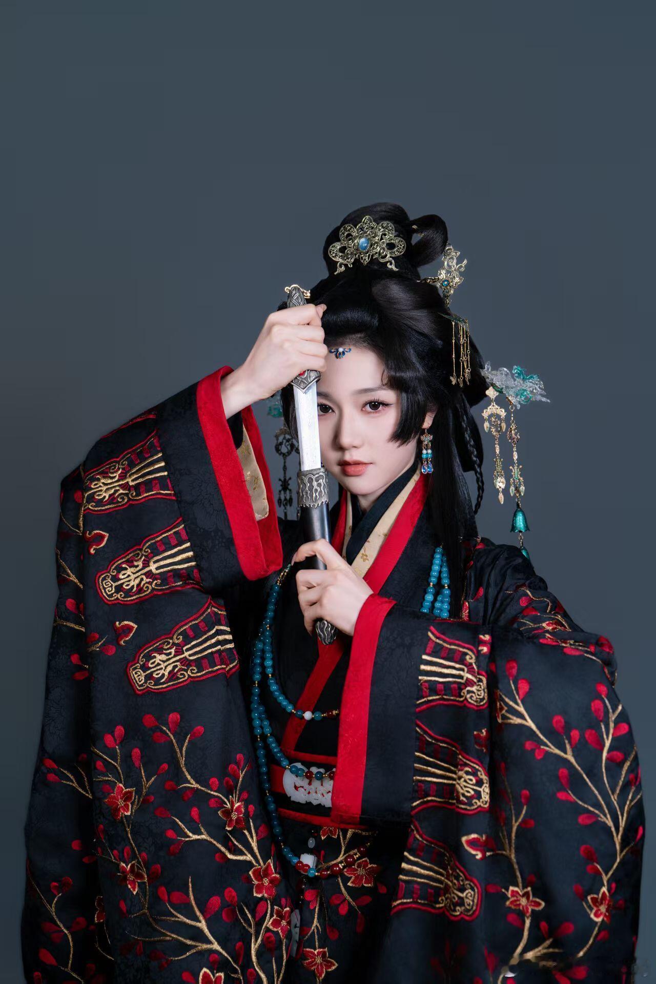 岳雨婷鞠婧祎都演苏绿夏岳雨婷这版苏绿夏公主切带刀哎，鞠婧祎那版蓝蝶妖姬也绝，同一