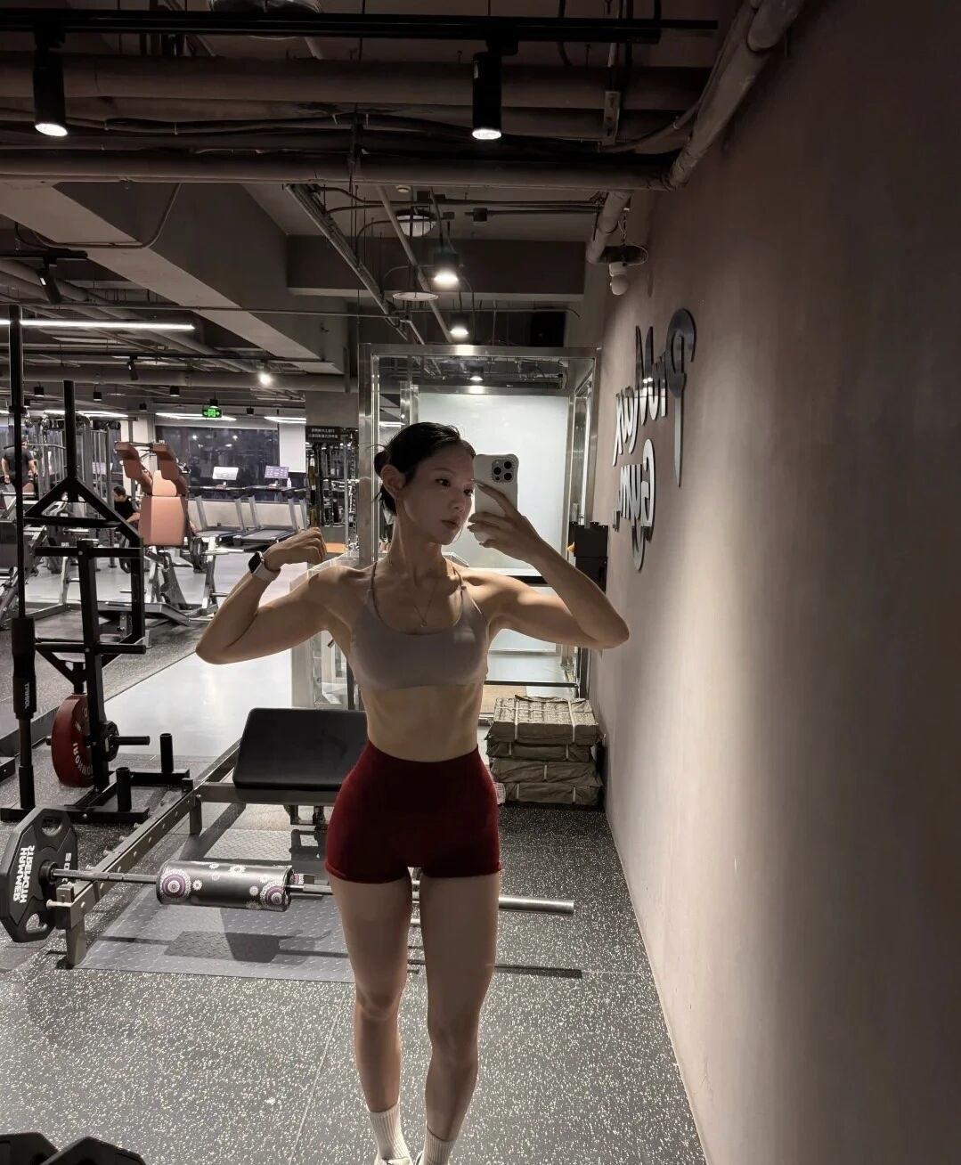 运动后的自拍，元气满满！💪🏋️‍♀️你喜欢健身人士是什么样的身材呢 瑜伽中什